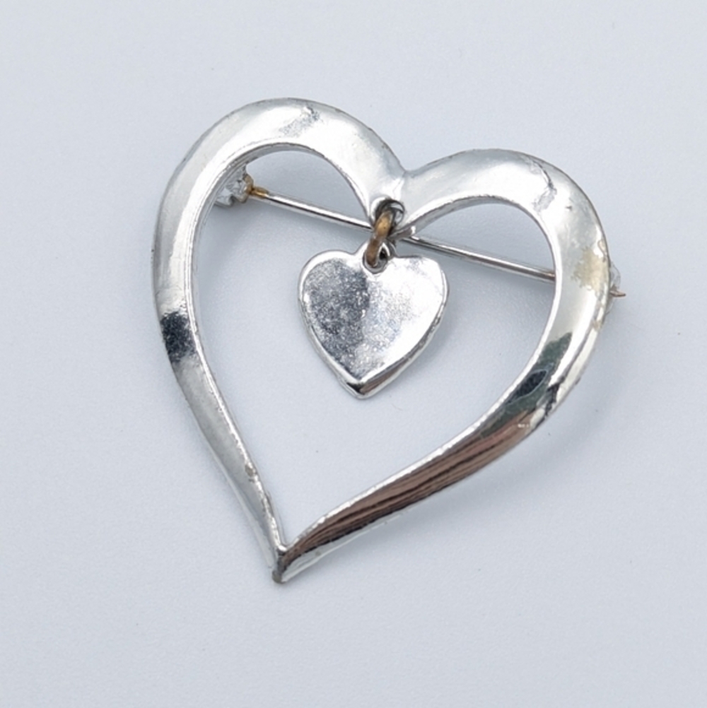 5/25$  Vintage heart dangle charm brooch pin silver tone